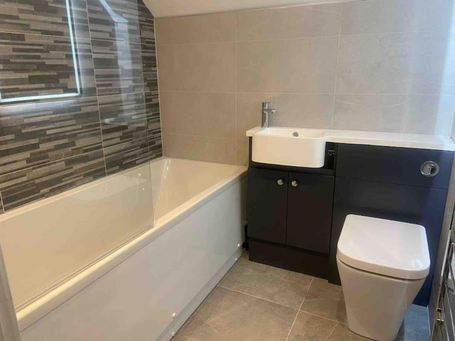 Spacious 5 Large Bedroom Victorian House - Beach 2 Miles Пул Екстериор снимка